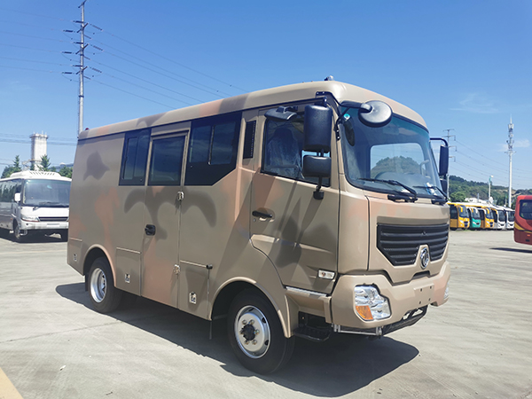 東風超龍四驅越野旅居車外型圖片展示